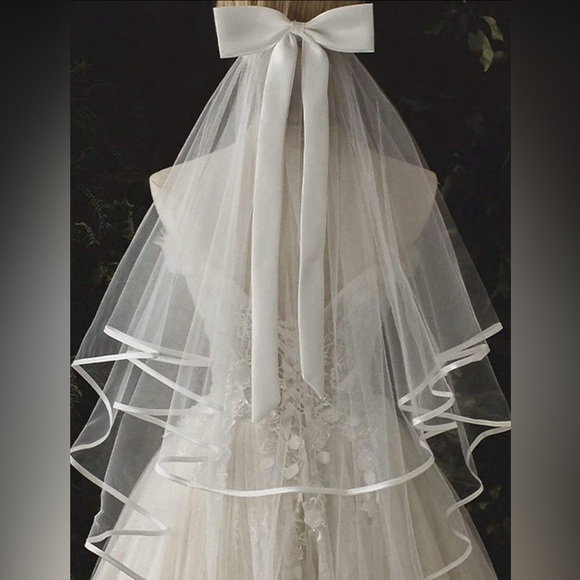Stunning Sheer Bridal Veil with Satin Trim and Bow ?? NWT main image 4